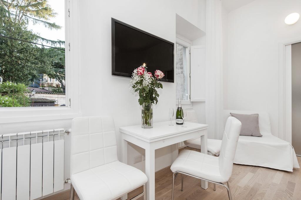 White Flat Colosseo Рим Номер фото